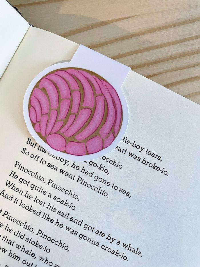 un marque-page conque rose sur une page de livre