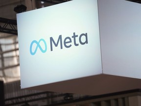 FILE – Le logo Meta est visible au salon Vivatech à Paris, France, le 14 juin 2023.