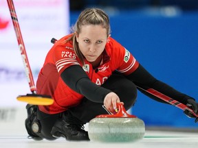 La capitaine canadienne Rachel Homan lance une pierre lors du Championnat du monde de curling féminin contre les États-Unis à Sydney, en Nouvelle-Écosse, le dimanche 17 mars 2024.