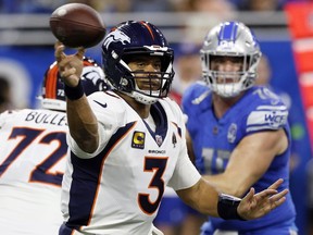 Le quart-arrière des Denver Broncos, Russell Wilson, lance pendant la première moitié d'un match de football de la NFL contre les Lions de Détroit, le 16 décembre 2023, à Détroit.