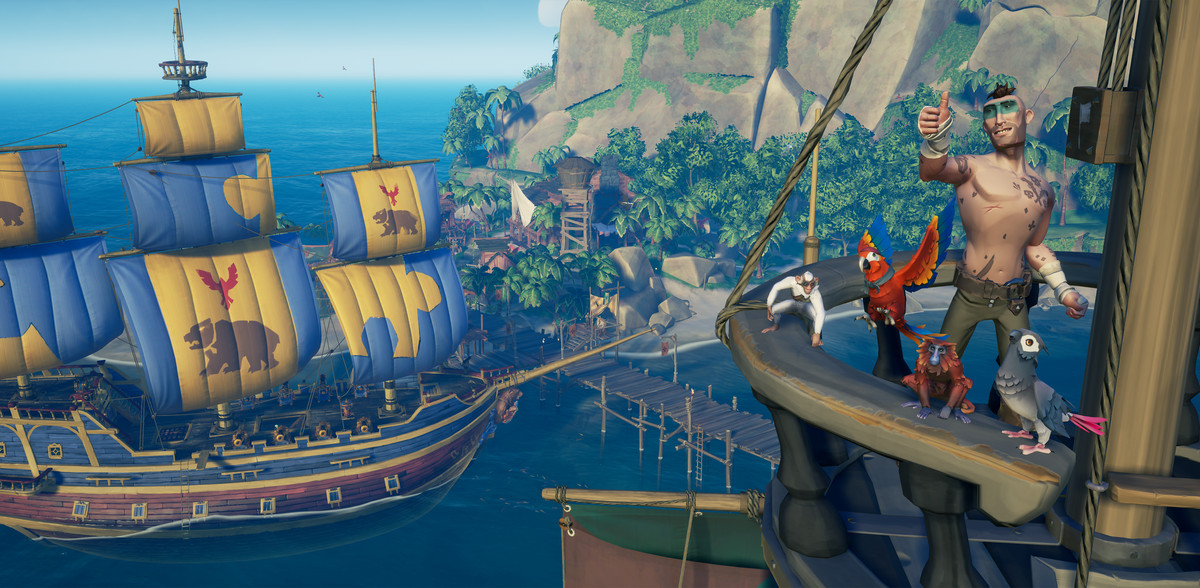 Un pirate se tient sur un bateau avec un singe et un perroquet dans Sea of ​​Thieves