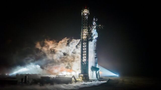 Le booster Super Heavy et la fusée Starship de SpaceX subissent une répétition du compte à rebours dimanche soir dans le sud du Texas.