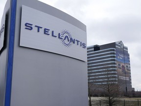 Le panneau Stellantis apparaît à l'extérieur du Chrysler Technology Center à Auburn Hills, Michigan.