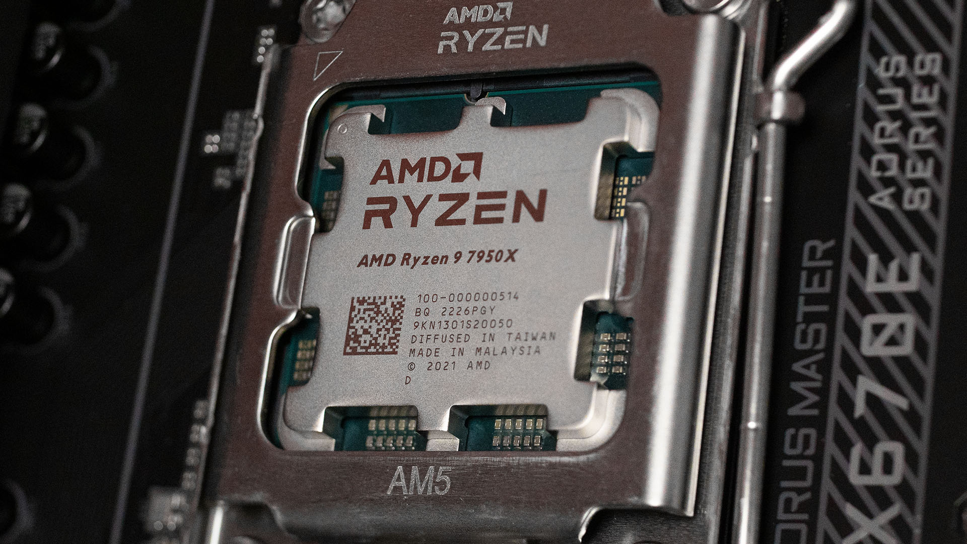 Test AMD Ryzen 9 7950X : CPU installé sur la carte mère