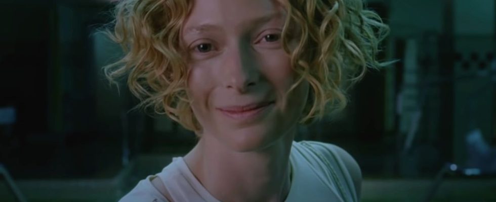 Tilda Swinton smiles wryly as Gabriel in Constantine.