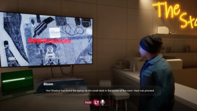 Démo du jeu Ubisoft Neo NPC montrant un personnage regardant un écran de télévision avec une transmission en direct d'un drone.