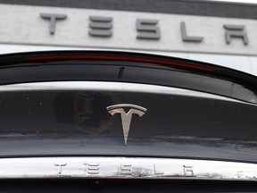Le logo de l'entreprise brille sur le pont arrière d'un Model X 2020 chez un concessionnaire Tesla à Littleton, Colorado, le 26 avril 2020.