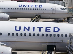 Deux Boeing 737 d'United Airlines sont garés à la porte d'embarquement de l'aéroport international de Fort Lauderdale-Hollywood à Fort Lauderdale, en Floride, le 7 juillet 2022.
