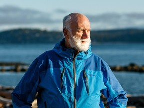 Eric Peterson debout pour un portrait au bord de l'océan