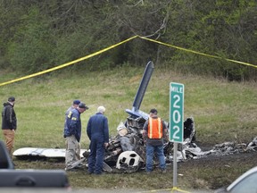 Les enquêteurs enquêtent sur un petit accident d'avion le long de l'Interstate 40 en direction est, au kilomètre 202, le mardi 5 mars 2024, à Nashville, au Tennessee. Les autorités américaines continuent d'enquêter sur un accident d'avion au Tennessee qui a tué cinq Canadiens.